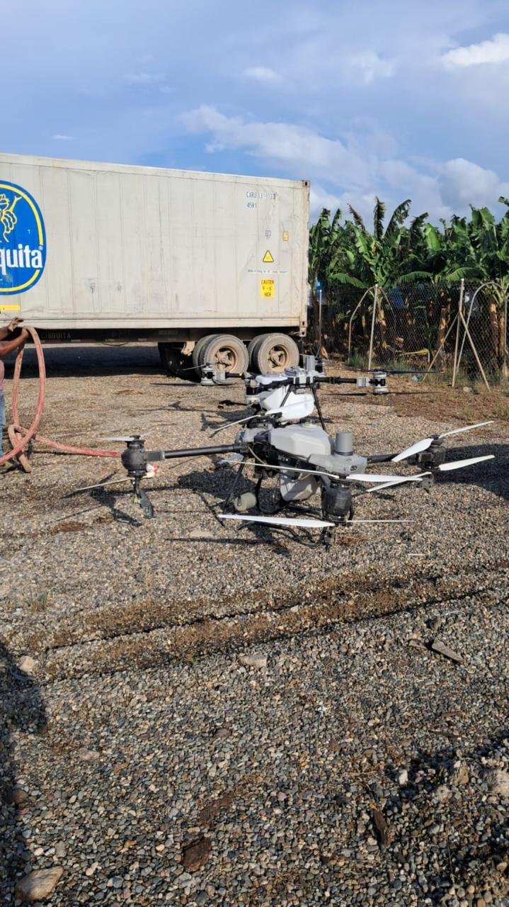 Drones agrícolas preparados para una aplicación en una plantación de banano